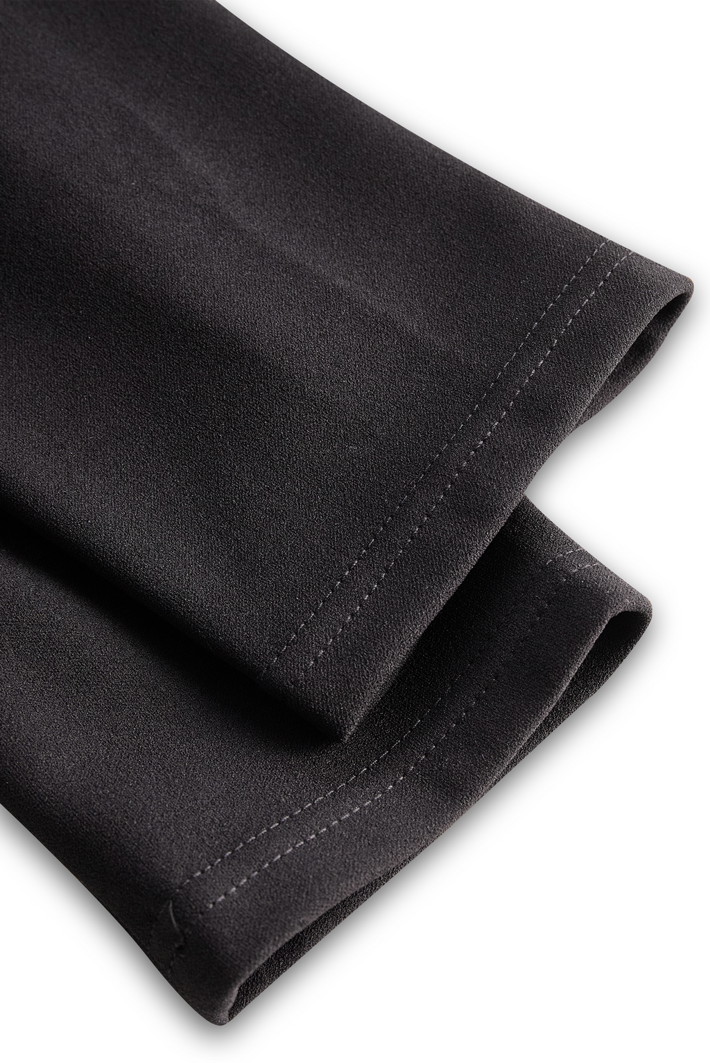 Robe fourreau noire raffinée, ceinturée et à col mandarin