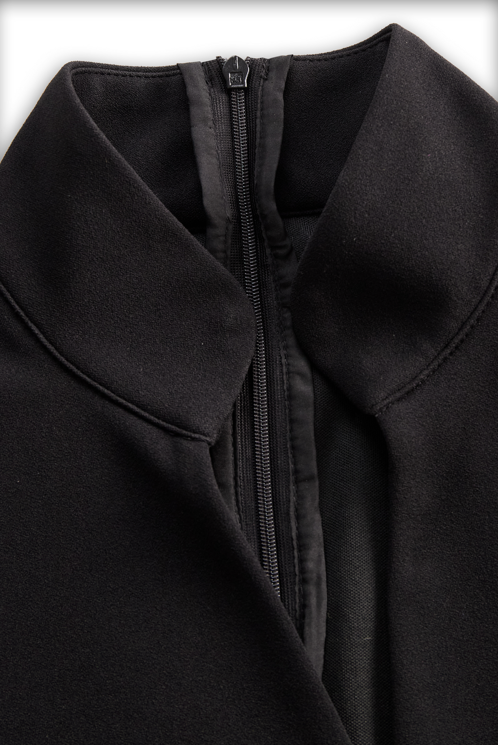 Robe fourreau noire raffinée, ceinturée et à col mandarin