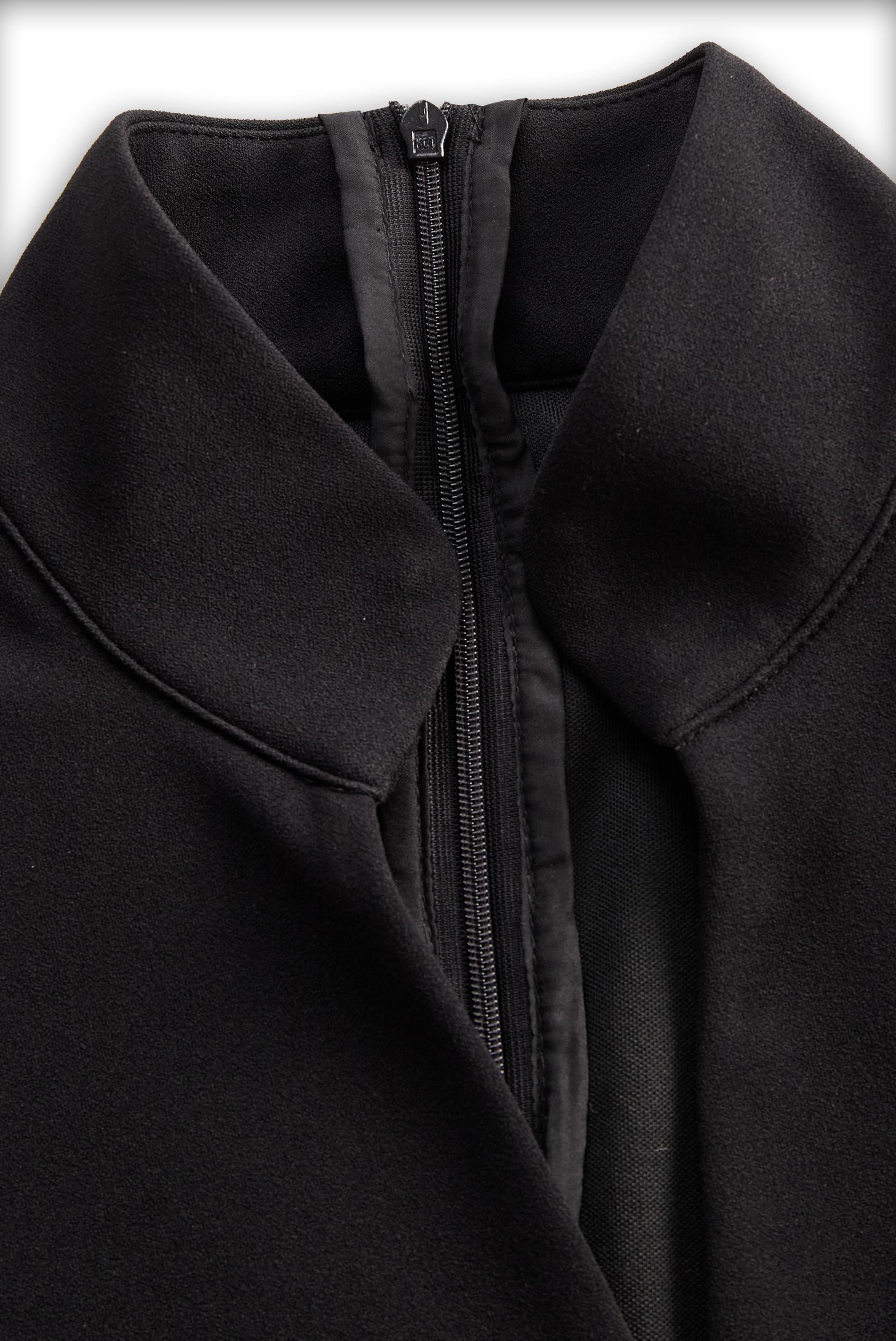 Robe fourreau noire raffinée, ceinturée et à col mandarin