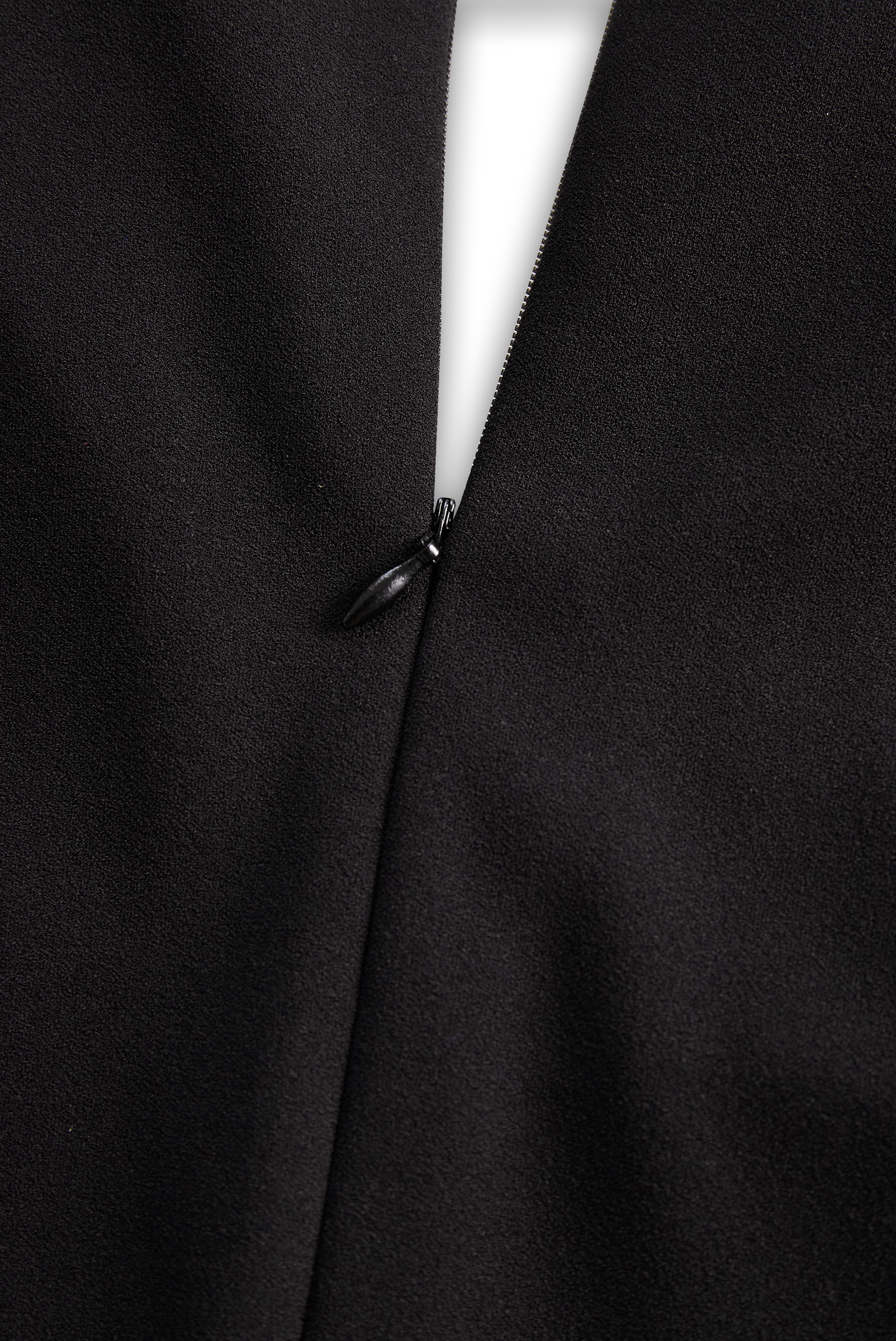 Robe fourreau noire raffinée, ceinturée et à col mandarin