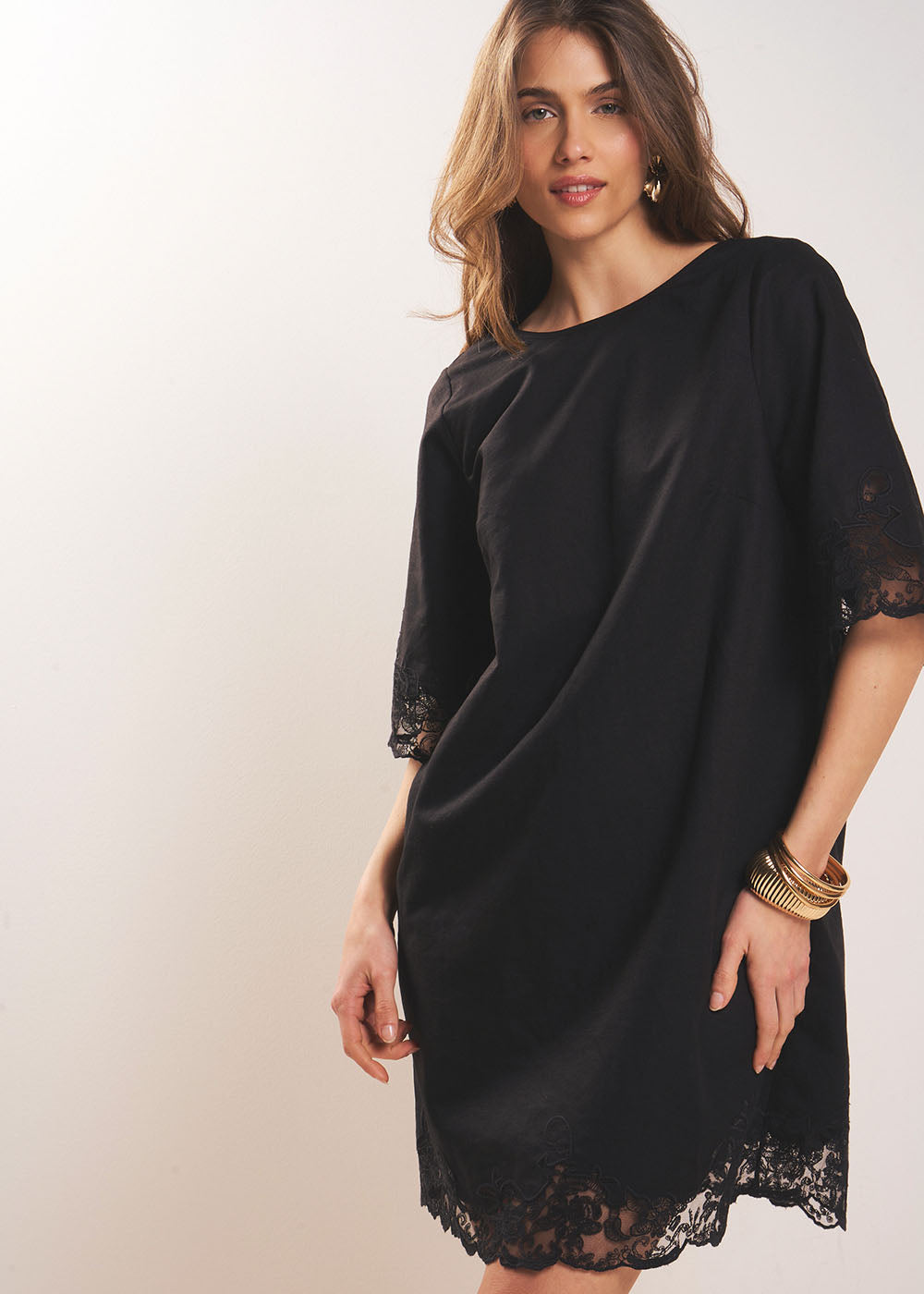 Robe courte détails dentelle